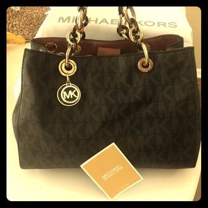 Mike Kors Cynthia mint condition